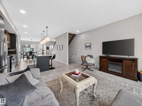 451 39 Street, Edmonton, AB - Indoor Photo Showing Living Room