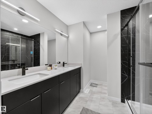 451 39 Street, Edmonton, AB - Indoor Photo Showing Bathroom