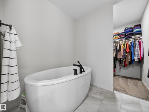 451 39 Street, Edmonton, AB - Indoor Photo Showing Bathroom