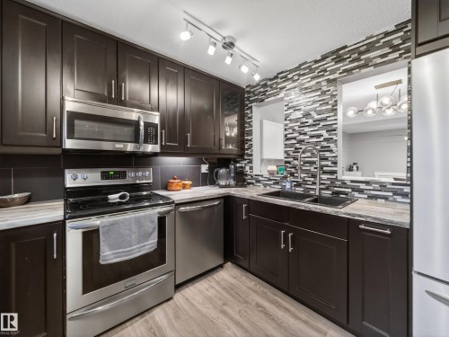 21 Glaewyn Estates, St. Albert, AB - Indoor Photo Showing Kitchen With Double Sink