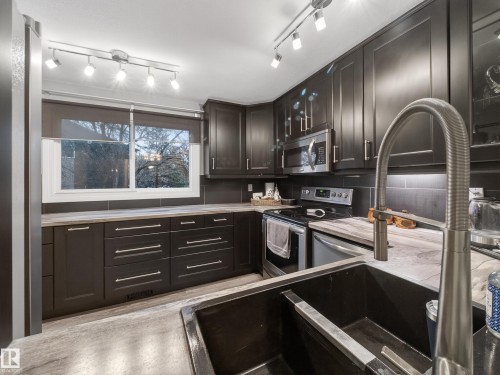21 Glaewyn Estates, St. Albert, AB - Indoor Photo Showing Kitchen With Stainless Steel Kitchen With Upgraded Kitchen