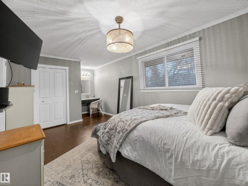 21 Glaewyn Estates, St. Albert, AB - Indoor Photo Showing Bedroom