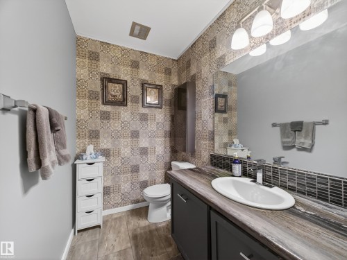 21 Glaewyn Estates, St. Albert, AB - Indoor Photo Showing Bathroom