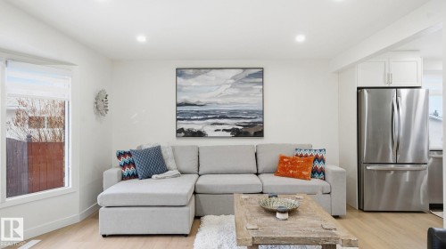 2011 89 Street, Edmonton, AB - Indoor Photo Showing Living Room
