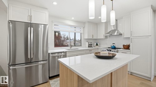 2011 89 Street, Edmonton, AB - Indoor Photo Showing Kitchen With Upgraded Kitchen