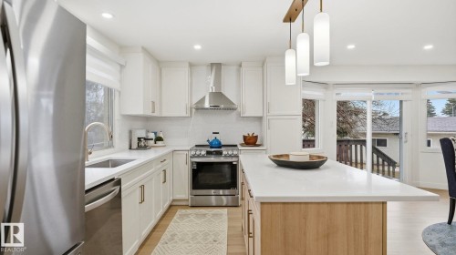 2011 89 Street, Edmonton, AB - Indoor Photo Showing Kitchen With Upgraded Kitchen