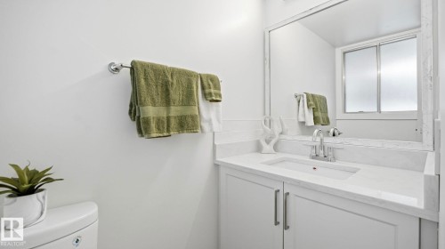 2011 89 Street, Edmonton, AB - Indoor Photo Showing Bathroom