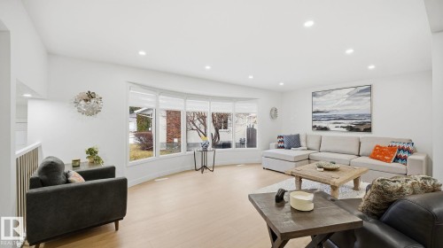 2011 89 Street, Edmonton, AB - Indoor Photo Showing Living Room