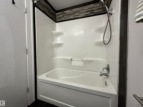 2111 146 Avenue, Edmonton, AB - Indoor Photo Showing Bathroom