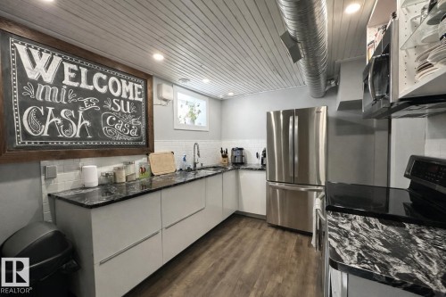 2111 146 Avenue, Edmonton, AB - Indoor Photo Showing Kitchen