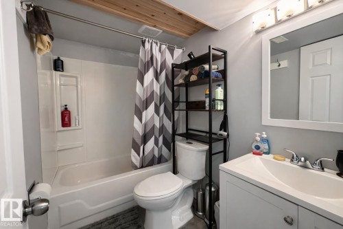 2111 146 Avenue, Edmonton, AB - Indoor Photo Showing Bathroom