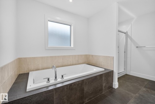 7091 Kiviaq Crescent, Edmonton, AB - Indoor Photo Showing Bathroom