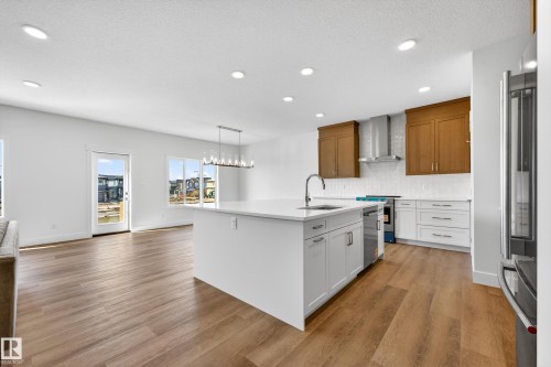 7091 Kiviaq Crescent, Edmonton, AB - Indoor Photo Showing Kitchen With Upgraded Kitchen