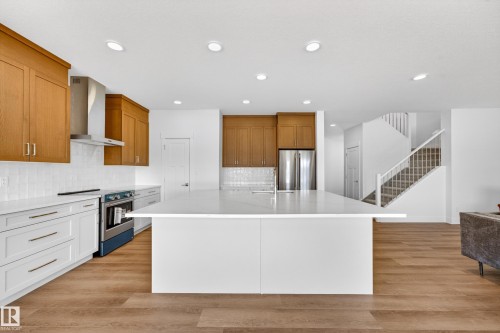 7091 Kiviaq Crescent, Edmonton, AB - Indoor Photo Showing Kitchen With Upgraded Kitchen