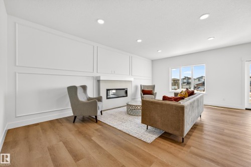 7091 Kiviaq Crescent, Edmonton, AB - Indoor Photo Showing Living Room