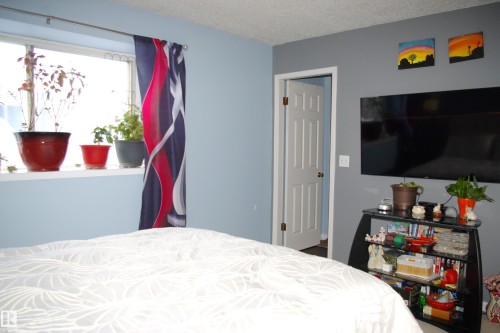 208 Lakeside Green, St. Albert, AB - Indoor Photo Showing Bedroom