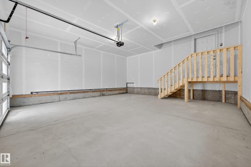 7093 Kiviaq Crescent, Edmonton, AB - Indoor Photo Showing Garage