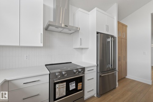 7093 Kiviaq Crescent, Edmonton, AB - Indoor Photo Showing Kitchen