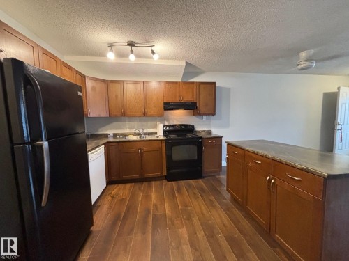 40 13590 38 Street, Edmonton, AB - Indoor Photo Showing Kitchen With Double Sink