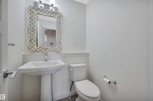 1336 Graydon Hill Way, Edmonton, AB - Indoor Photo Showing Bathroom