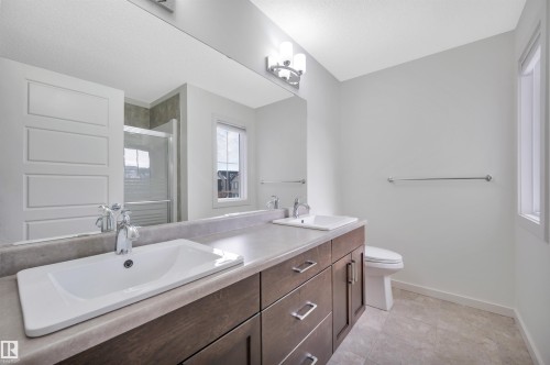 1336 Graydon Hill Way, Edmonton, AB - Indoor Photo Showing Bathroom