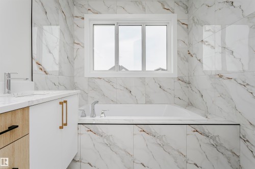 8411 Mayday Link Link, Edmonton, AB - Indoor Photo Showing Bathroom