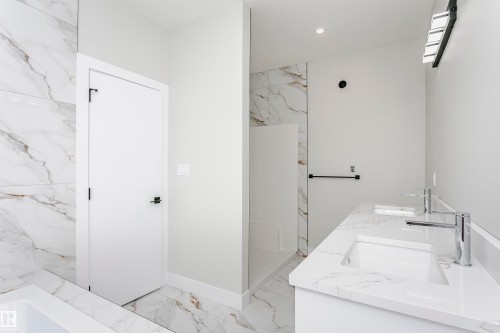 8411 Mayday Link Link, Edmonton, AB - Indoor Photo Showing Bathroom