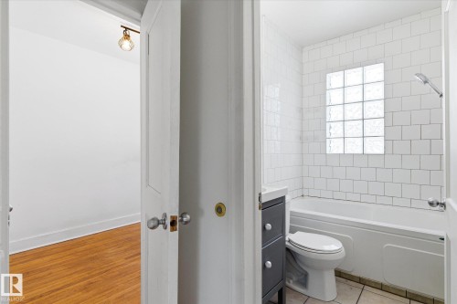 12821 122 Street, Edmonton, AB - Indoor Photo Showing Bathroom