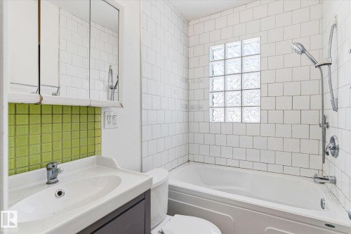 12821 122 Street, Edmonton, AB - Indoor Photo Showing Bathroom
