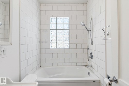 12821 122 Street, Edmonton, AB - Indoor Photo Showing Bathroom