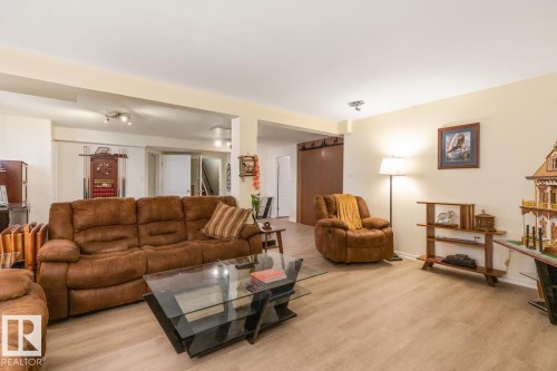 454 Ormsby Road W, Edmonton, AB - Indoor Photo Showing Living Room