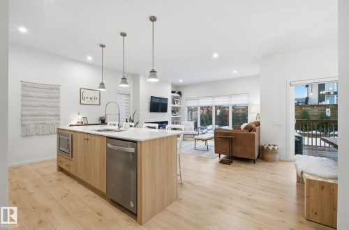 48 Riverhill Crescent, St. Albert, AB - Indoor Photo Showing Kitchen With Upgraded Kitchen