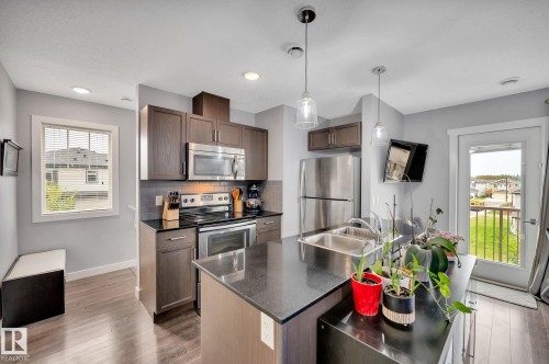 10 1530 Tamarack Boulevard, Edmonton, AB - Indoor Photo Showing Kitchen With Double Sink With Upgraded Kitchen