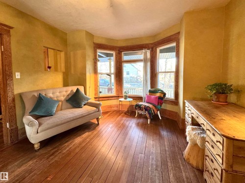 7024 105A Street, Edmonton, AB - Indoor Photo Showing Living Room