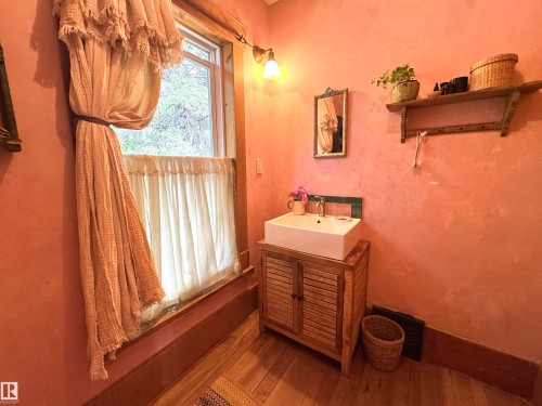 7024 105A Street, Edmonton, AB - Indoor Photo Showing Bathroom