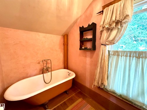 7024 105A Street, Edmonton, AB - Indoor Photo Showing Bathroom