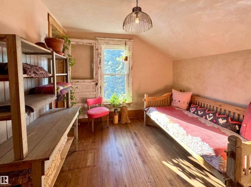 7024 105A Street, Edmonton, AB - Indoor Photo Showing Bedroom