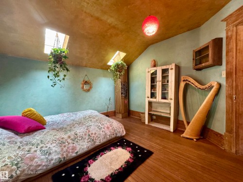 7024 105A Street, Edmonton, AB - Indoor Photo Showing Bedroom