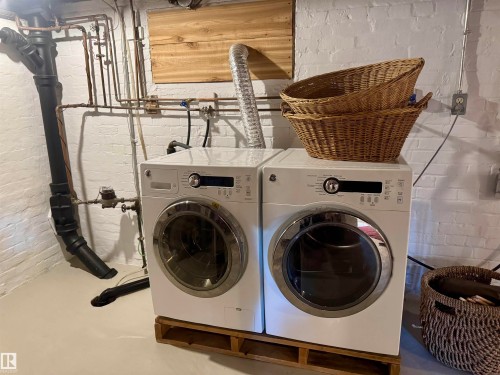 7024 105A Street, Edmonton, AB - Indoor Photo Showing Laundry Room