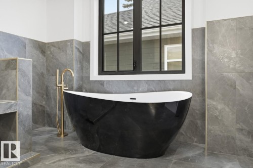 10519 138 Street, Edmonton, AB - Indoor Photo Showing Bathroom