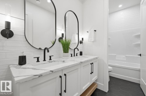 10519 138 Street, Edmonton, AB - Indoor Photo Showing Bathroom
