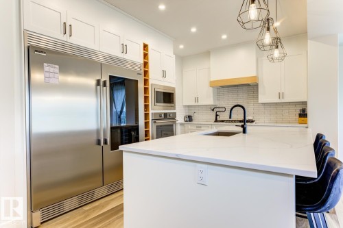 20484 128 Avenue, Edmonton, AB - Indoor Photo Showing Kitchen With Upgraded Kitchen