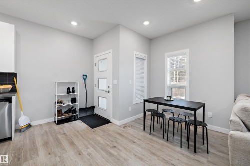 1 7419 106 Street, Edmonton, AB - Indoor