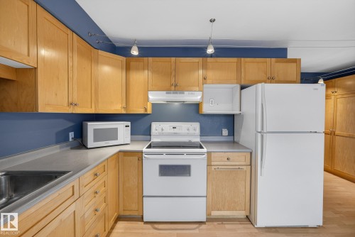 Edmonton, AB - Indoor Photo Showing Kitchen
