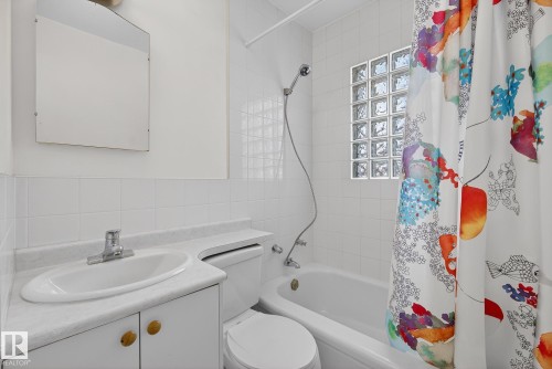 Edmonton, AB - Indoor Photo Showing Bathroom