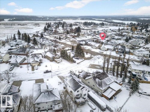 Aerial view of the property and its surrounding neighborhood, featuring a residential area with varied housing styles and mature trees - 4412 Yeoman Close, Onoway, AB - Outdoor With View