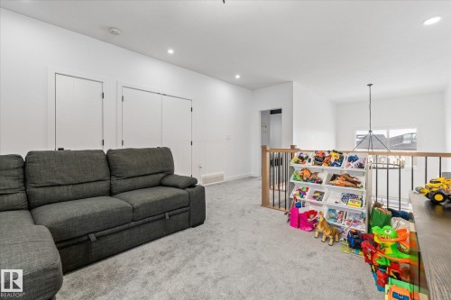 50 Grassview Crescent, Spruce Grove, AB - Indoor Photo Showing Living Room