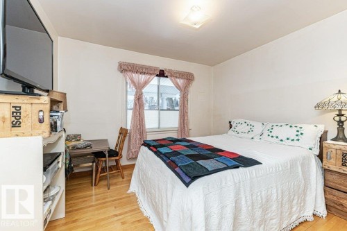 10516 75 Avenue, Edmonton, AB - Indoor Photo Showing Bedroom