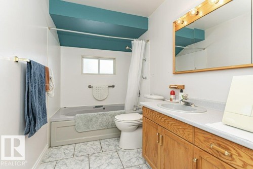 10516 75 Avenue, Edmonton, AB - Indoor Photo Showing Bathroom