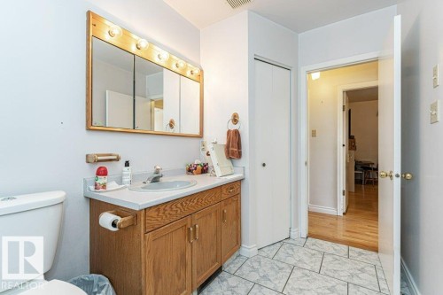 10516 75 Avenue, Edmonton, AB - Indoor Photo Showing Bathroom